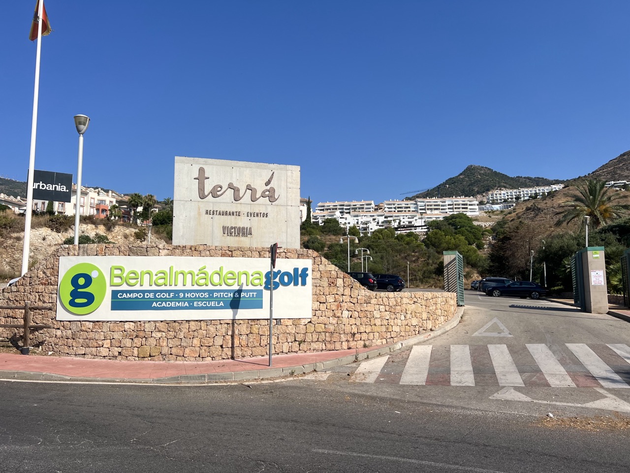 Entrance and free parking at Benalmádena Golf